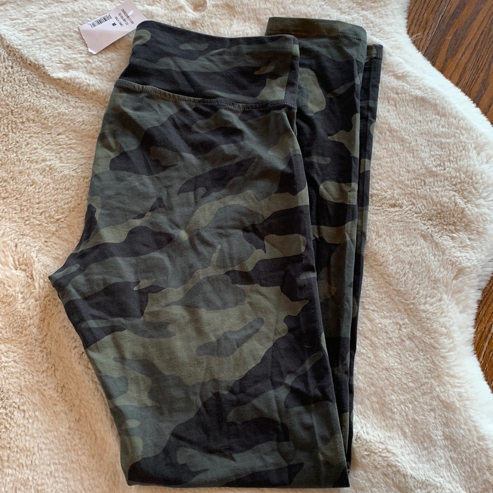 NWT. Kismet camo leggings
